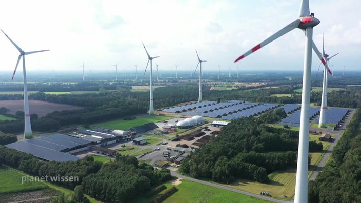 Blick aus der Vogelperspektive auf Windkraft- und Solaranlagen