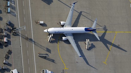  Flugzeug auf einem Rollfeld, von oben gesehen