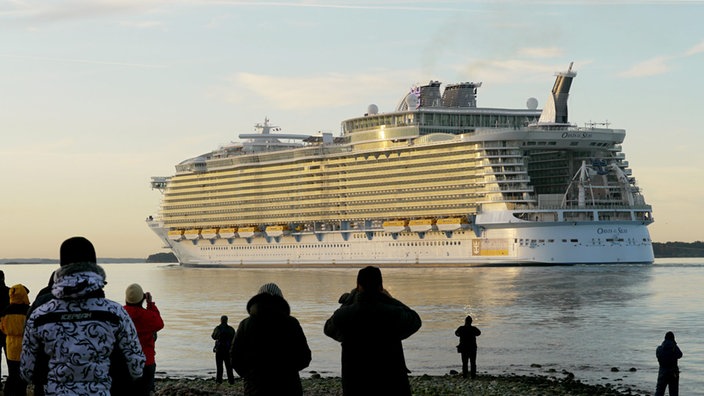 Die Oasis of the Seas fährt an Zuschauern vorbei.