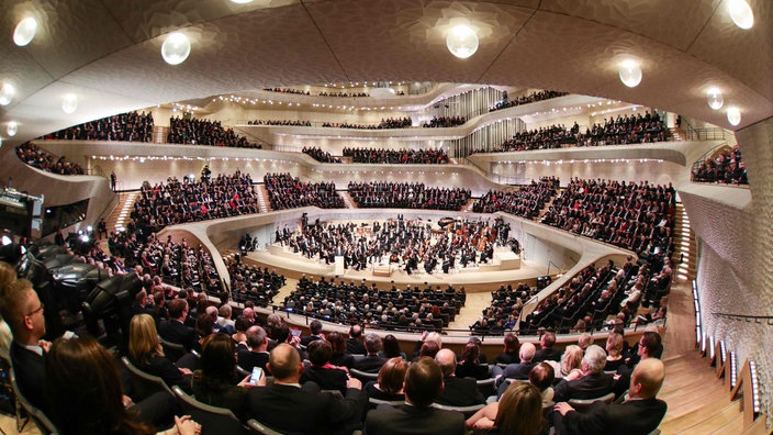 Blick in den voll besuchten Großen Saal.