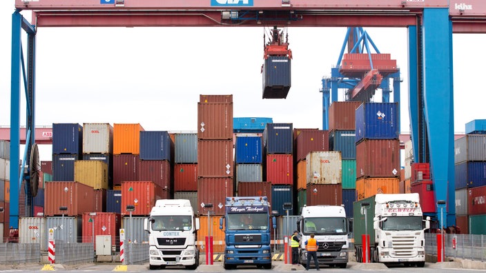 Fracht-Container  und LKW auf einem Umschlagbahnhof