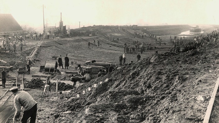 Eine große Baustelle mit vielen Menschen