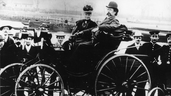 Carl und Berta Benz in ihrem Automobil