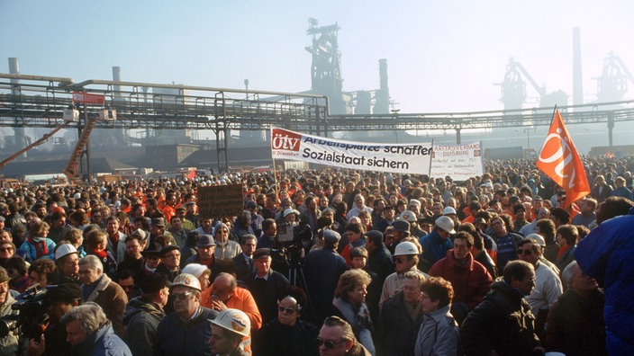 Stahlarbeiter protestieren am 24. Februar 1993 auf der Rheinhausener Rheinbrücke gegen die Stilllegungspläne.